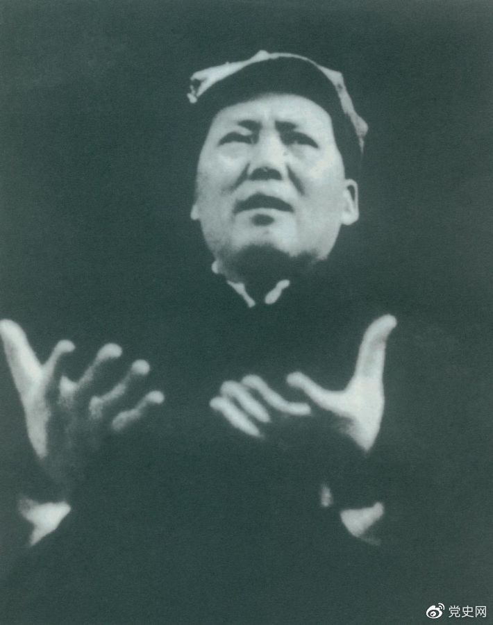 　　1943年11月，毛澤東在中共中央招待陜甘寧邊區(qū)勞動英雄代表大會上作《組織起來》的講話。