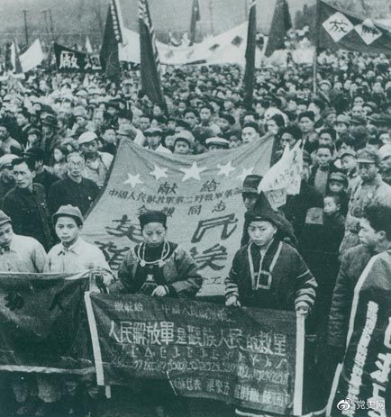 1949年11月15日，貴州解放。圖為苗族同胞向人民解放軍部隊(duì)獻(xiàn)旗。