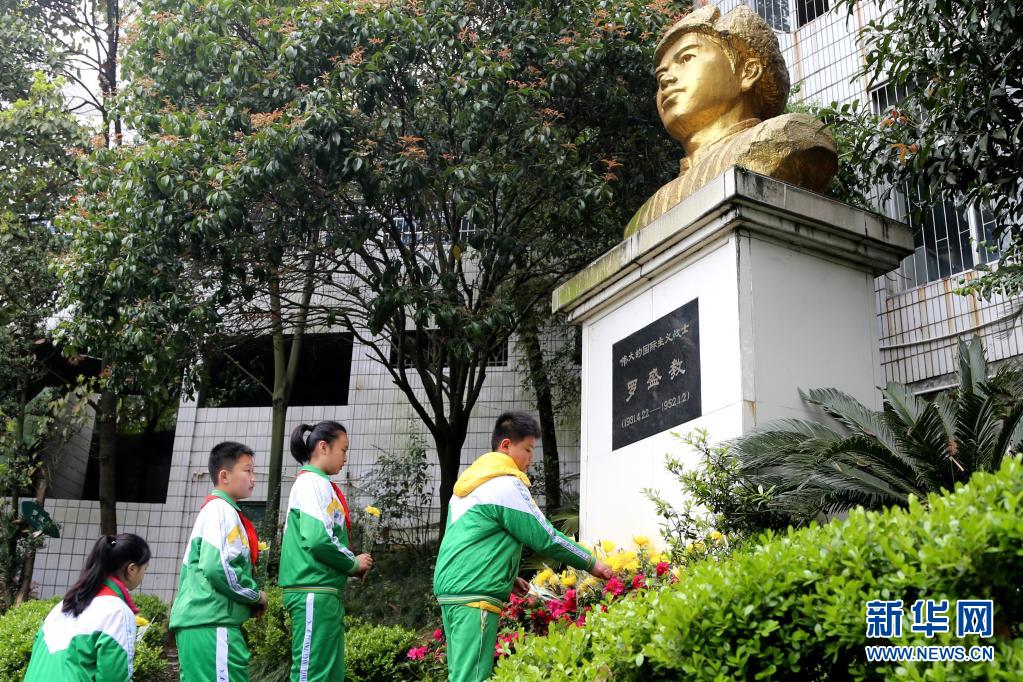 湖南吉首大學師范學院附屬小學學生為羅盛教烈士塑像獻花（2016年3月31日攝）。新華社發(fā)（彭彪 攝）