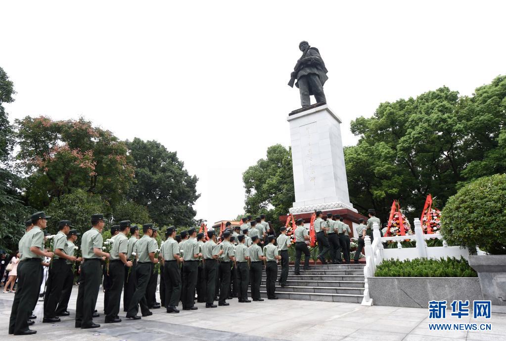 在位于重慶市銅梁區(qū)的邱少云烈士紀念館，武警官兵向邱少云烈士紀念碑獻花（2017年9月30日攝）。新華社記者 唐奕 攝